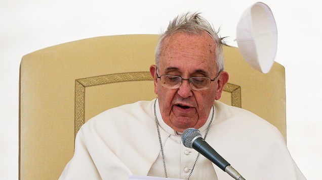 Solidéu do Papa Francisco é levado pelo vento durante sua audiência semanal na Praça de São Pedro, no Vaticano, nesta quarta-feira (19)