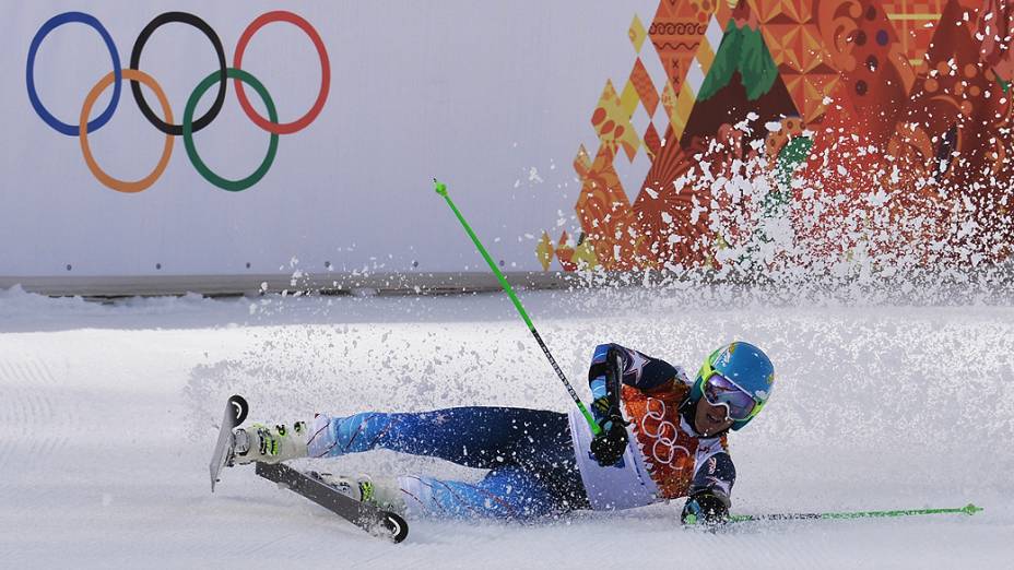 Esquiador americano Ted Ligety cai durante a competição de Esqui Alpino nos Jogos de Inverno de Sochi, na Rússia