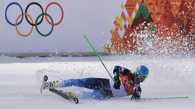 Esquiador americano Ted Ligety cai durante a competição de Esqui Alpino nos Jogos de Inverno de Sochi, na Rússia