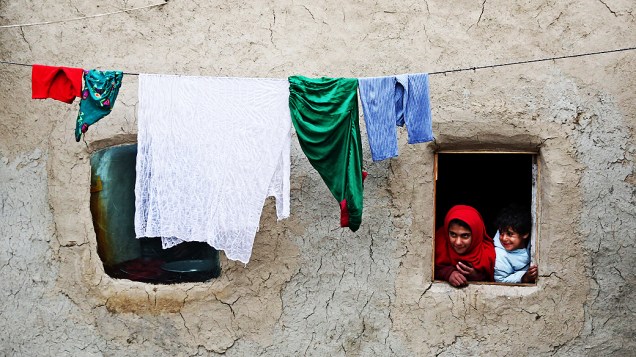 Crianças são fotografadas em favela da cidade de Kabul, no Paquistão