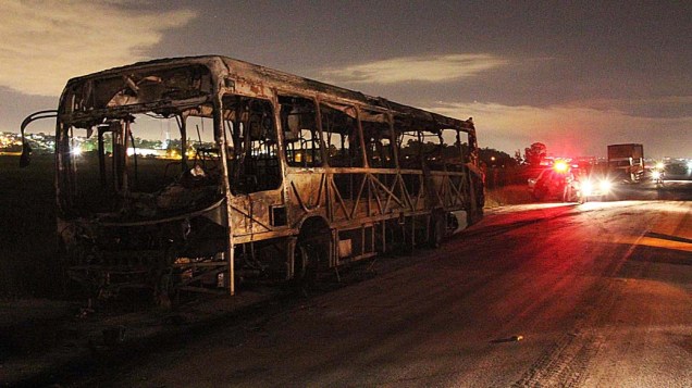 Manifestantes queimam ônibus, carros e caminhões em protesto contra a morte de dois adolescentes no bairro Miguel Badra em Suzano na grande São Paulo, SP, na madrugada desta quinta-feira (20)
