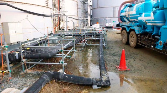 Água contaminada que vazou de tanque de armazenamento se acumula nesta quinta-feira (20) em área externa da usina nuclear de Fukushima, no Japão
