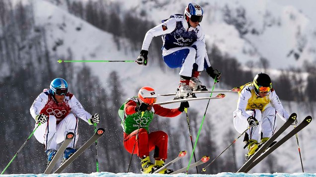 Atletas durante uma das semifinais do esqui estilo livre, nos Jogos de Inverno de Sochi, na Rússia