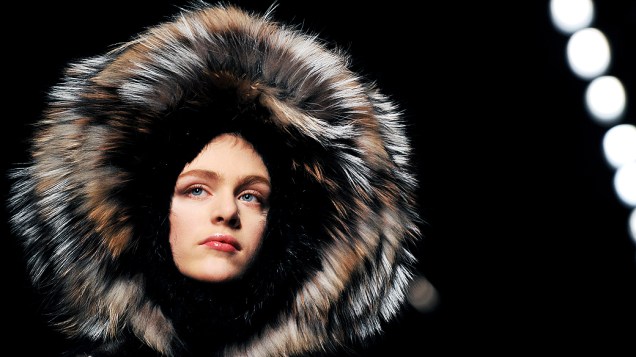 Modelo desfila criação da coleção Outono/Inverno da grife Fendi durante a Semana de Moda de Milão, realizada de 19 a 24 de fevereiro na Itália