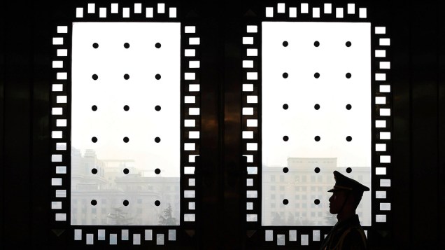 Guarda é visto dentro de um edifício de Pequim, na China