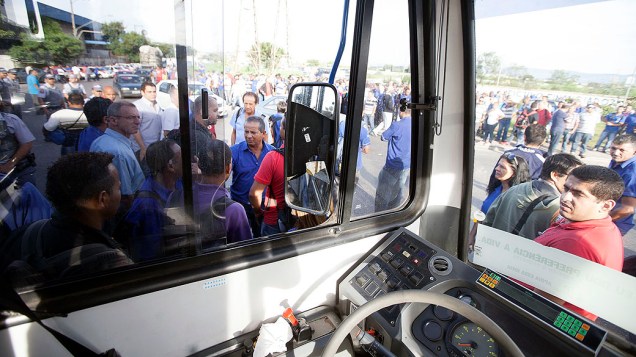 Motoristas e cobradores de ônibus da Viação Sambaíba, zona norte, entraram em greve para pedir o pagamento de horas extras e melhores condições de trabalho em uma das quatro garagens da empresa, na Vila Sabrina