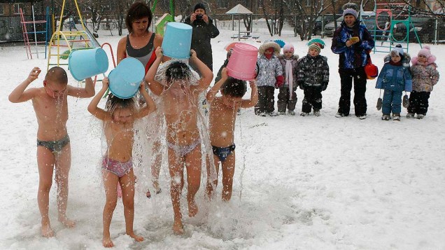 Crianças se banham com água gelada em escola na cidade de Krasnoyarsk, na Rússia, durante treinamento, nesta sexta-feira (21)