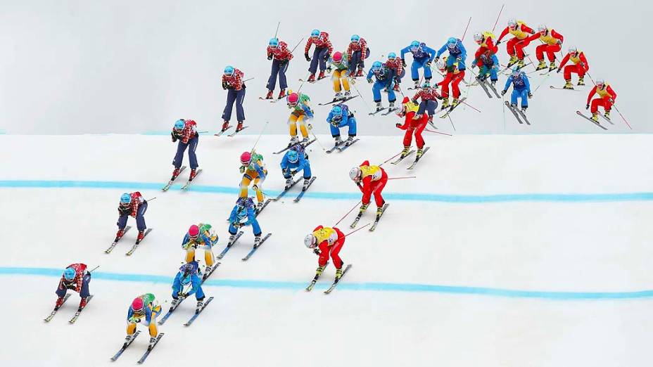 Fotografia de múltipla exposição mostra competição de esqui estilo livre, em Sochi
