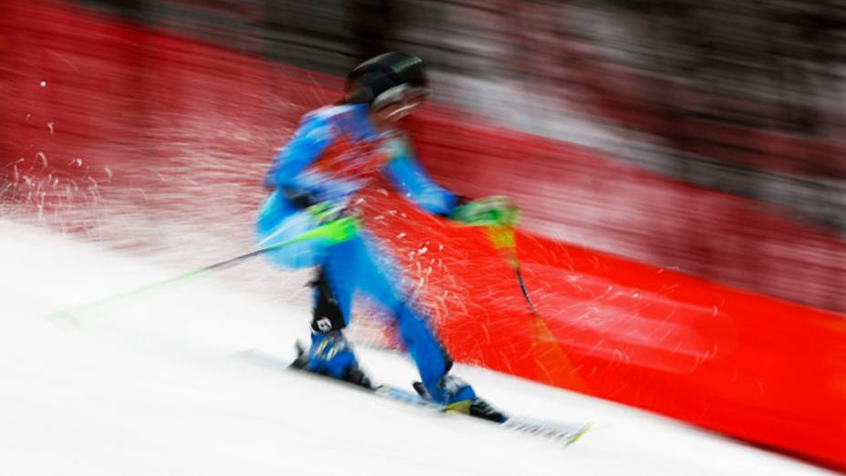 Tina Maze, da Eslovênia, compete no esqui alpino em Sochi
