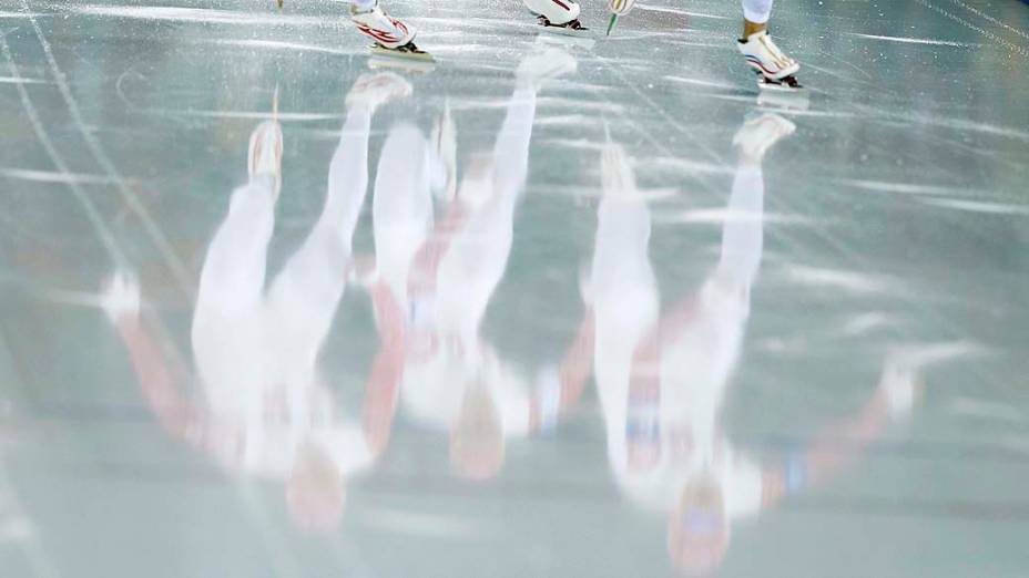 Russos durante patinação de alta velocidade, em Sochi