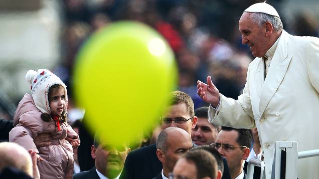 Papa Francisco abençoa uma criança antes de uma audiência geral ao ar livre semanal na Praça de São Pedro, no Vaticano, nesta quarta-feira (26)