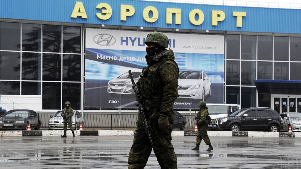 Homens armados patrulham o aeroporto de Simferopol, na Crimeia, sul da Ucrânia.