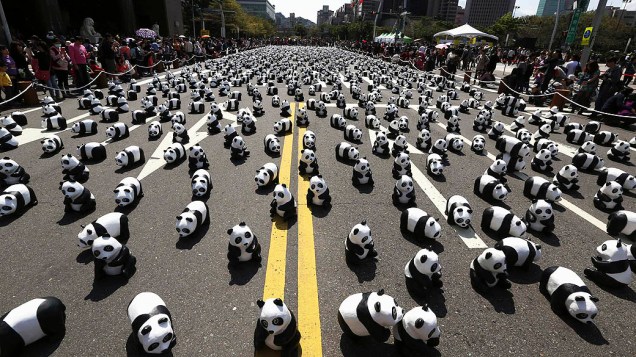 Pandas de papel são exibidos na cidade de Taipé, em Taiwan, nesta sexta-feira (28). A exibição batizada de Pandas em Turnê foi criada pelo francês Paulo Grangeon e é formada por 1600 pandas de papel