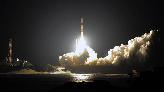A agência espacial japonesa lançou nesta sexta-feira (28) um foguete transportando um satélite meteorológico para monitorar a chuva em todo planeta