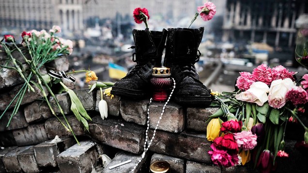 Ucranianos deixam flores em barricadas em memória dos mortos em confrontos