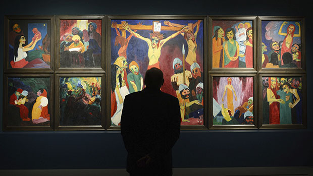 Homem admira a obra "Vida de Cristo", de Emil Nolde, no Museu Staedel, em Frankfurt. A exposição reúne cerca de 140 peças do artista expressionista alemão