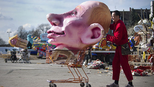 Homem carrega cabeça de um boneco que retrata o presidente russo Vladimir Putin, após o Carnaval de Dusseldorf, na Alemanha