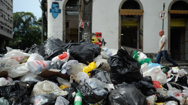 Lixo acumulado no centro do Rio de Janeiro durante greve dos garis