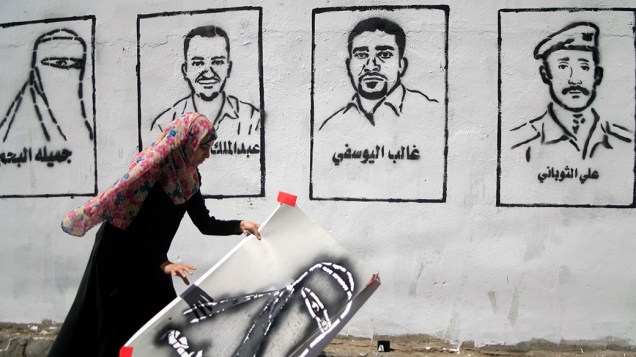 Em Saana, rostos das vítimas de um ataque de militantes da Al-Qaeda são pintados durante campanha "anti-terrorismo".  Em 5 de dezembro de 2013,  um suicida explodiu um carro no Ministério da Defesa do Iêmen matando 52 pessoas