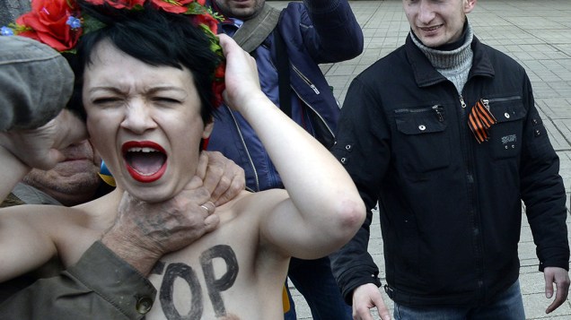 Na Ucrânia, homem estrangula uma ativista do Femen, durante protesto contra a integração da região de Crimeia à Rússia