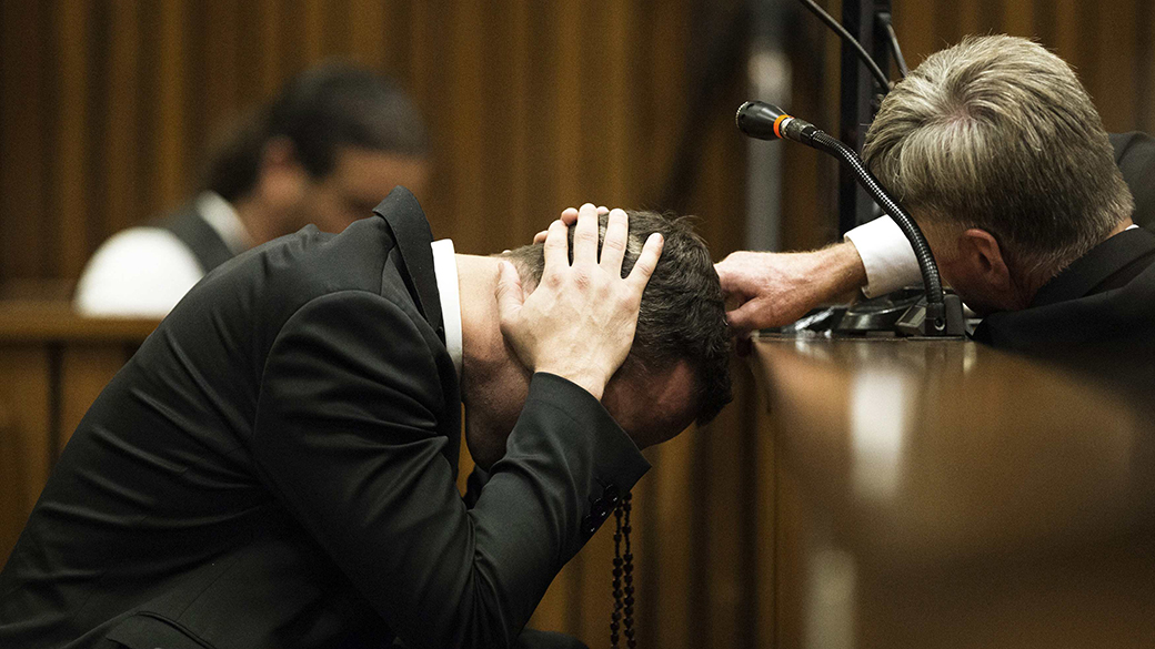 Oscar Pistorius durante julgamento em Petrória, na África do Sul. O atleta é acusado de assassinar sua ex-namorada