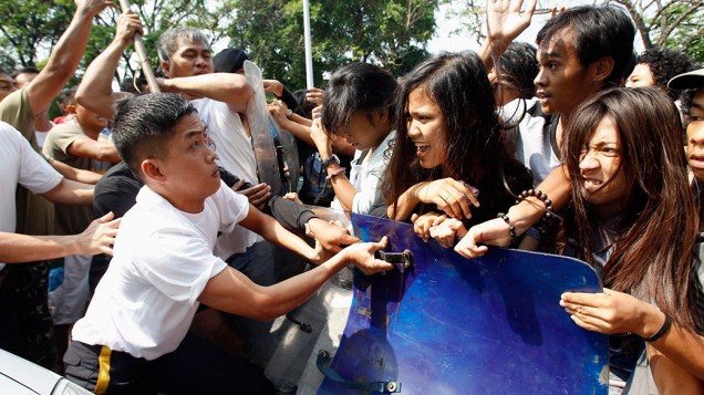 Estudantes filipinas protestam, antes do Dia Internacional da Mulher, em frente ao Palácio Presidencial de Manila