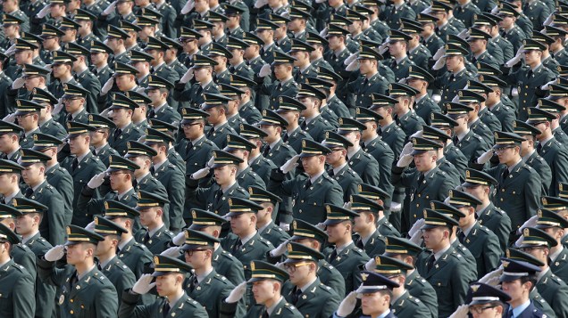 Novos oficiais militares sul-coreanos durante cerimônia em Gyeryong. No total, 6.008 militares foram graduados