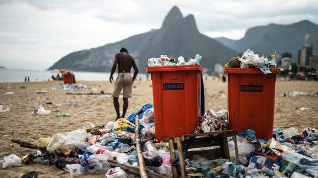  Praias de Copacabana e Ipanema estão tomadas por lixo, nesta quinta-feira (06), por causa do quinto dia de greve dos garis. Na parte da tarde, alguns funcionários da Comlurb que não aderiram à greve iniciaram a limpeza da orla da capital fluminense