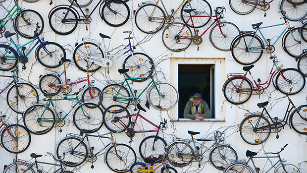 Alemão na sua casa decorada com 210 bicicletas velhas, em Altlandsberg