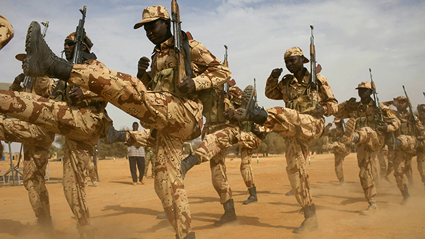 Soldados do Chade durante treinamento internacional coordenado pelos Estados Unidos. O objetivo americano é combater militantes islâmicos na região africana do Sahel