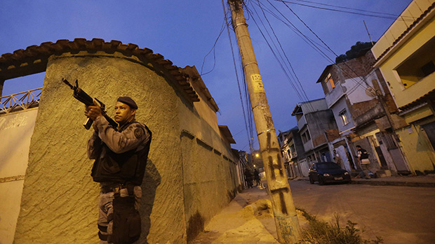 Policial Militar durante ocupação da favela Vila Kennedy para futura instalação de uma UPP, no Rio de Janeiro