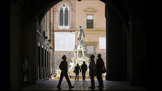 Turistas aproveitaram manhã de primavera no centro histórico da cidade de Bologna, na Itália