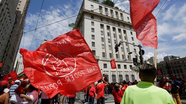 Moradores das ocupações de Vila Nova Palestina, Faixa de Gaza, Estaiadinha e Capadócia, ligados ao MTST, em manifestação no centro de São Paulo