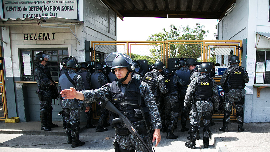 Tropa de Choque da Polícia Militar libera entrada de presos no Centro de Detenção Provisória (CDP) no Belém, na Zona Leste de São Paulo