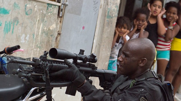 Soldado do Bope durante operação na comunidade da Maré, no Rio de Janeiro