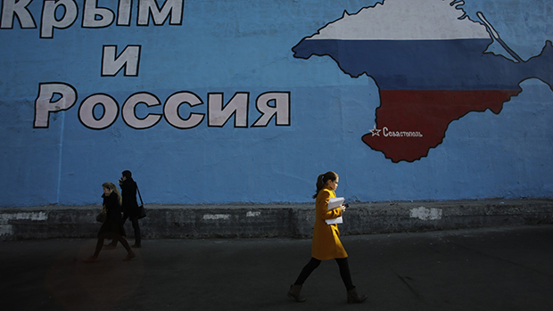 Em Moscou, cartaz diz 'Crimeia e Rússia' e mostra o mapa do país anexado março com as cores nacionais russas
