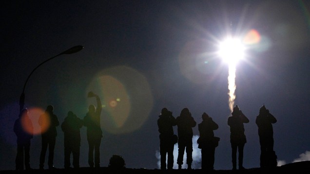 A nave espacial Soyuz TMA-12M é fotografada durante decolagem da plataforma de lançamento no cosmódromo de Baikonur, no Cazaquistão A nave espacial Soyuz TMA-12M é fotografada durante decolagem da plataforma de lançamento no cosmódromo de Baikonur, no Cazaquistão