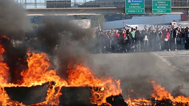 Integrantes de movimento sem-teto bloquearam o km 16 da pista expressa da rodovia Anhanguera, em Osasco, na Grande São Paulo