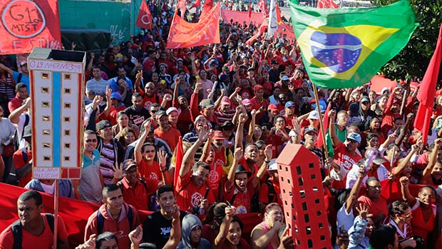 No Largo da Batata, na zona oeste de São Paulo, integrantes do MTST reivindicaram melhores condições de moradia em regiões como Campo Limpo e Paraisópolis No Largo da Batata, na zona oeste de São Paulo, integrantes do MTST reivindicaram melhores condições de moradia em regiões como Campo Limpo e Paraisópolis