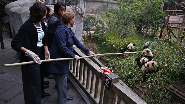 Michelle Obama, sua mãe, Marian Robinson e a filha Malia alimentam pandas gigantes durante visita à base de pesquisa sobre os animais em Chengdu, na província de Sichuan, na China