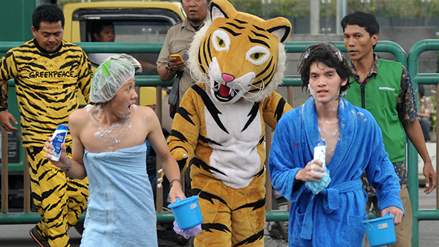 Ativistas do Greenpeace protestam contra a Procter & Gamble em Jacarta. O grupo ambientalista acusa a empresa pela destruição de florestas da Indonésia