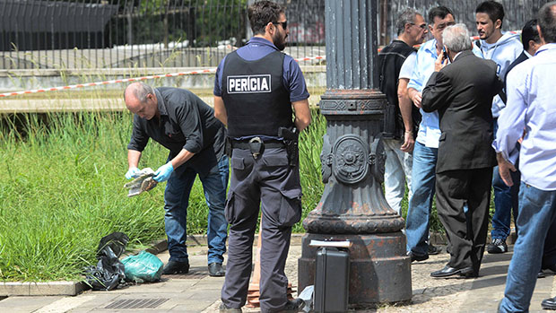 Cabeça é achada dentro de saco na Praça da Sé, em São Paulo. Polícia vai apurar se ela pertence ao corpo achado no domingo (23/03) em Higienópolis