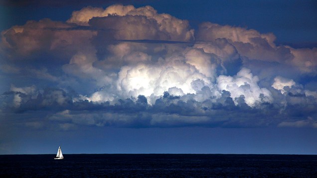 Iate navega enquanto nuvem de tempestade é vista sobre a costa de Sydney, na Austrália