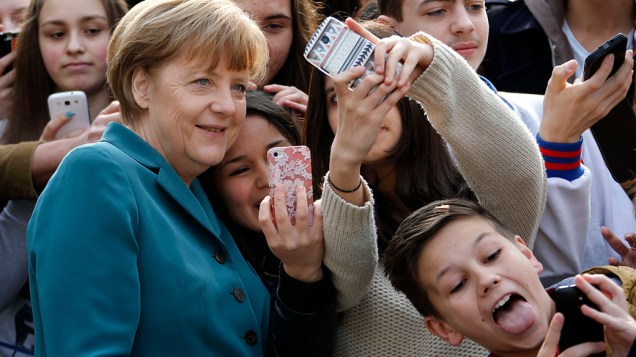Angela Merkel com estudantes em Berlim. A Chanceler alemã visitou um escola de ensino médio da capital