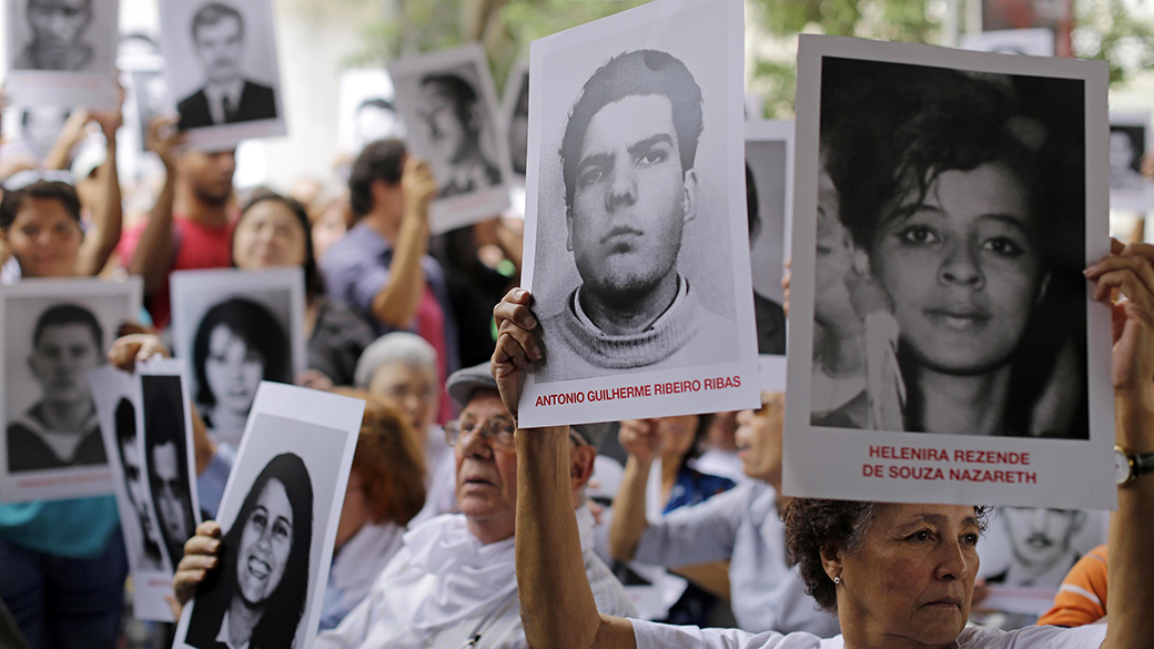 Parentes de vítimas de desaparecidos durante a ditadura militar protestam na antiga sede do DOI-Codi em São Paulo