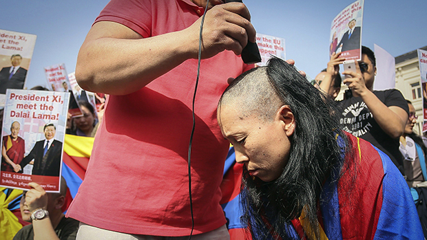Em Bruxelas, ativistas raspam a cabeça durante protesto pró-direitos humanos na China durante visita do presidente Xi Jipping à Bélgica