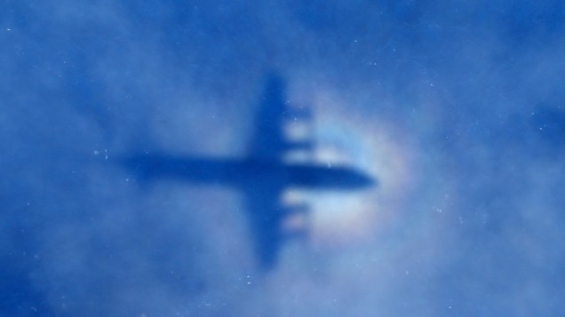 Aeronovave da Força Aérea da Nova Zelândia sobrevoa o Oceno Índico em busca dos desaparecidos do voo da Malásia Airlines