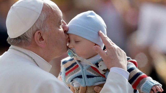 Papa Francisco beijou criança durante audiência geral no Vaticano