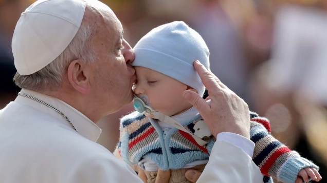 Papa Francisco beijou criança durante audiência geral no Vaticano Papa Francisco beijou criança durante audiência geral no Vaticano