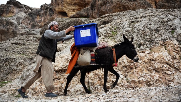 Afegão transportou urnas de votação no distrito de Kishindih. É a terceira eleição presidencial do país desde a queda do Taliban, em 2001 Afegão transportou urnas de votação no distrito de Kishindih. É a terceira eleição presidencial do país desde a queda do Taliban, em 2001